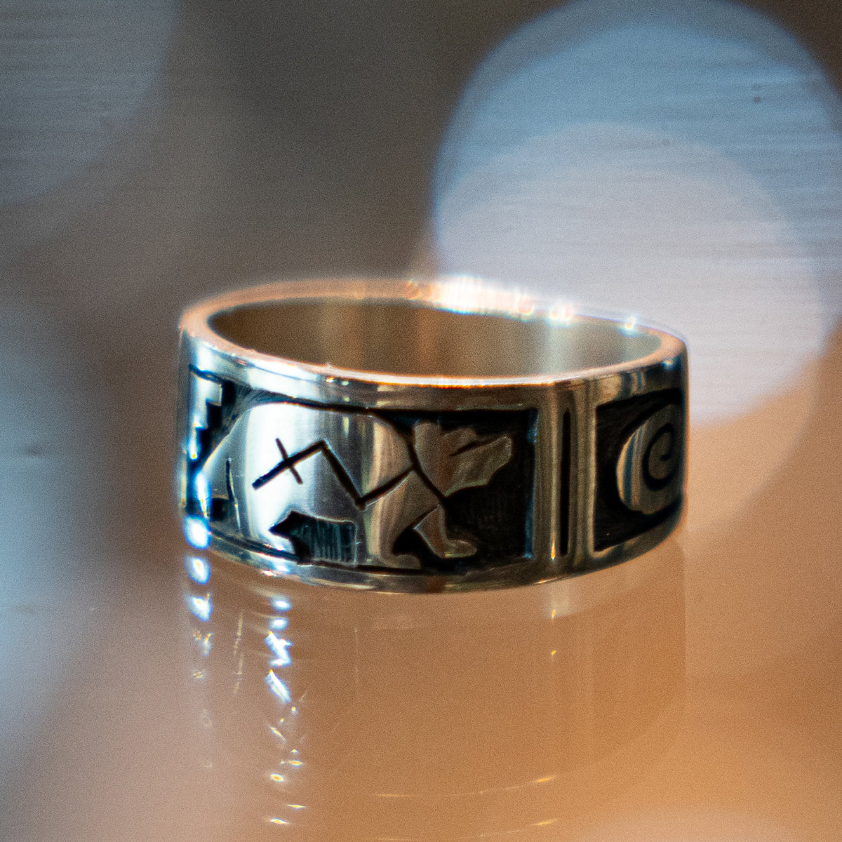 Hopi 3/8"width Fetish Bear Band Ring<br>【Clifton Mowa】<br>(LEW137910)<br>リングサイズ22号