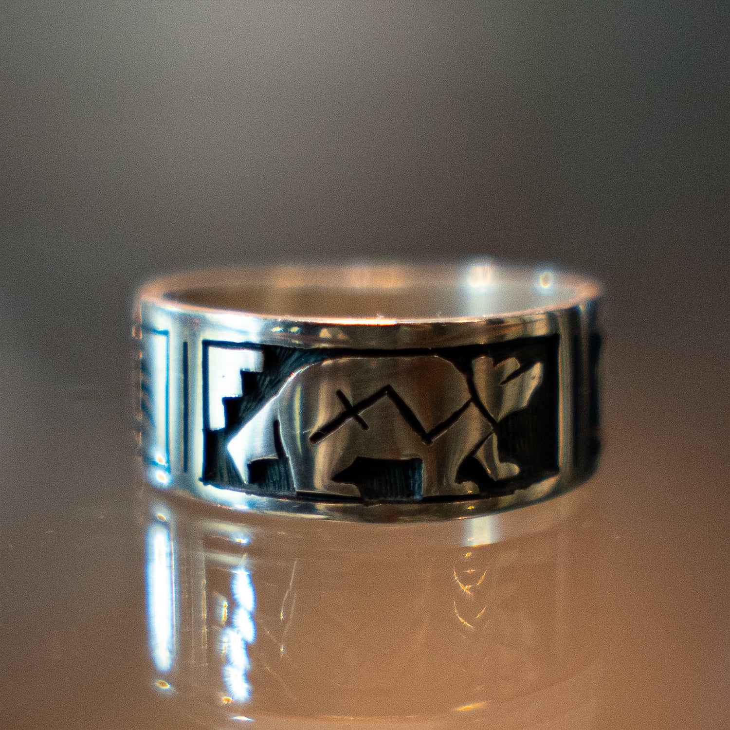 Hopi 3/8"width Fetish Bear Band Ring<br>【Clifton Mowa】<br>(LEW137910)<br>リングサイズ22号